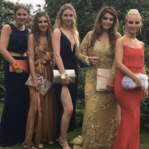 Five girls pose for prom photo – Later it goes viral due to little hidden detail