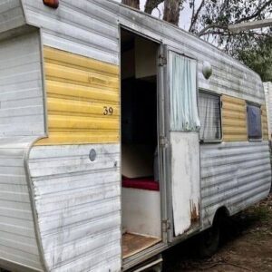 Good People Gave a Homeless Woman an Old Trailer: The Woman Turned It Into a Cozy House In The Middle Of The Forest!