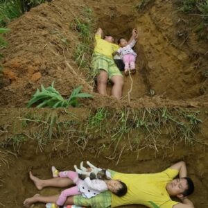 The story of a father digging a grave for his 2-year-old daughter brings tears to the online community. The story of a father digging a grave for his 2-year-old daughter brings tears to the online community.