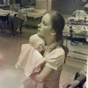 In 1977, a nurse saved a badly burned baby. 38 years later, she spots an old photo of herself on the social media and is stunned.