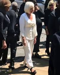 My Stepmom Wore White to Dad’s Funeral — What She Read Left Everyone Stunned