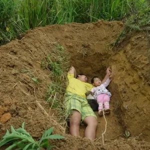 The story of a father digging a grave for his 2-year-old daughter brings tears to the online community.