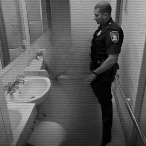 Officer’s Quiet Act of Kindness Caught on Camera Inspires Millions Worldwide Officer’s Quiet Act of Kindness Caught on Camera Inspires Millions Worldwide