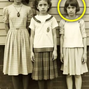 Three ladies snap a picture together, A century later, researchers take a closer look and are totally blown away!
