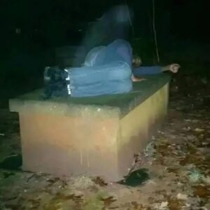 This man slept on his mother’s grave every day, never leaving her side. People couldn’t believe it.