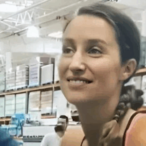 A Brave Young Mom Breastfeeds in Public and Silences Critics With a Powerful Message About Motherhood, Freedom, and Love