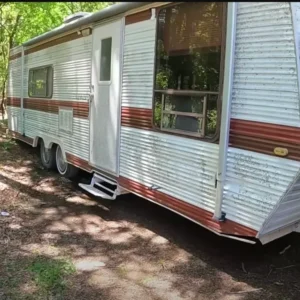 Homeless Lady Given Free “Ugly” Abandoned Trailer, But Wait Till You See What She Made Of It