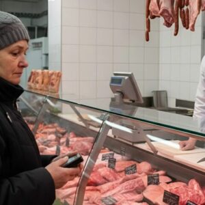 Every day, a 70-year-old pensioner bought 40 kilograms of meat from her usual butcher: One day, the butcher decided to follow her — and when he saw where all that meat was going, he called the police