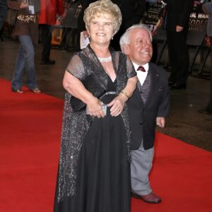 The actor, who is only 112 cm tall, married a woman who was just a few centimeters taller than him 😲. The dwarf couple had two children, although doctors had warned that the children might inherit the dwarfish traits from their parents 😲 How the children of this unusual couple look was shown in the first comment 👇👇